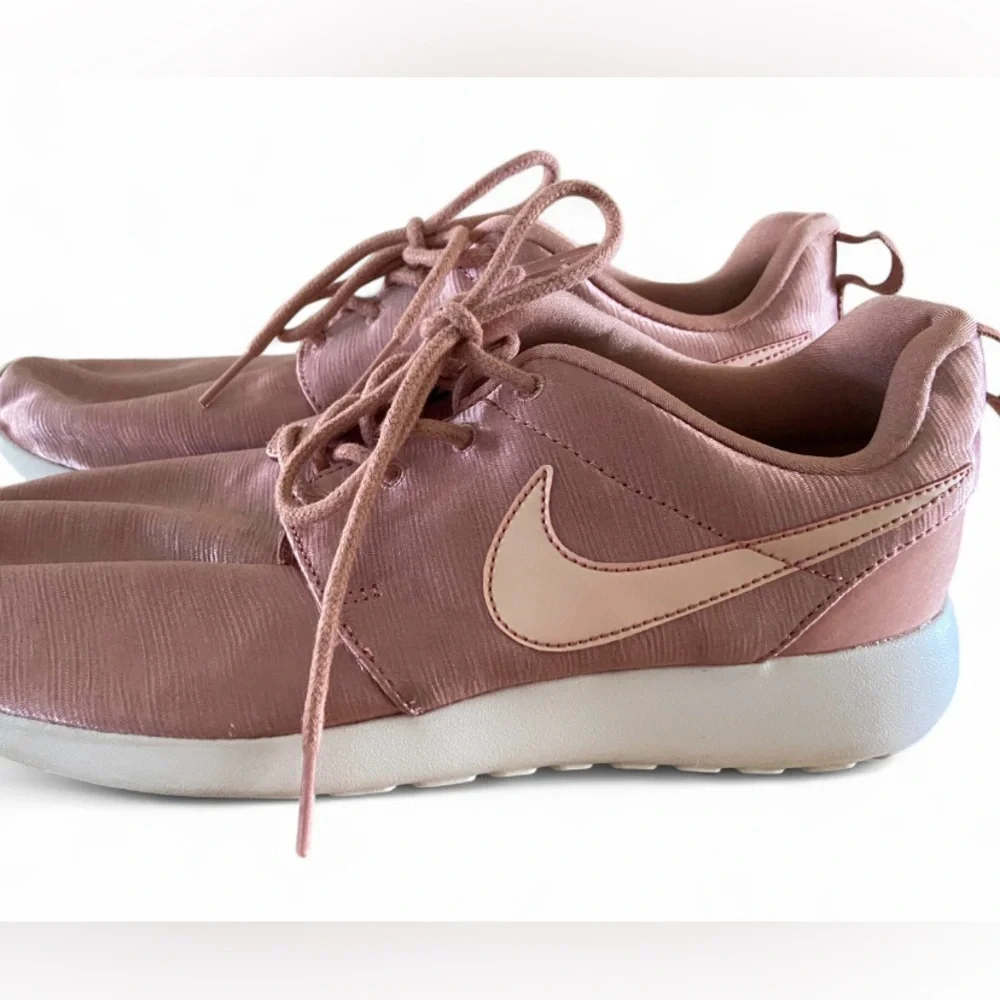 Nike Roshe One Pink Shimmer Women's‎ Trainer Shoes Size 7.5 EUC